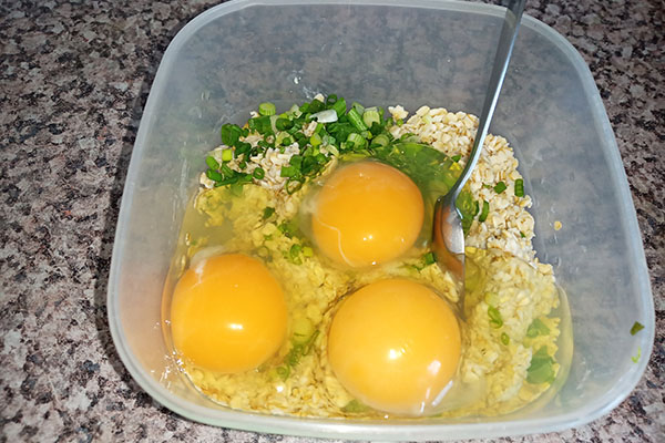 Яйца с зеленью рецепт. Яйца с зеленью. Яичница с зеленью. Овсянка с яйцом и помидором. Домашняя готовка яиц с зеленью.