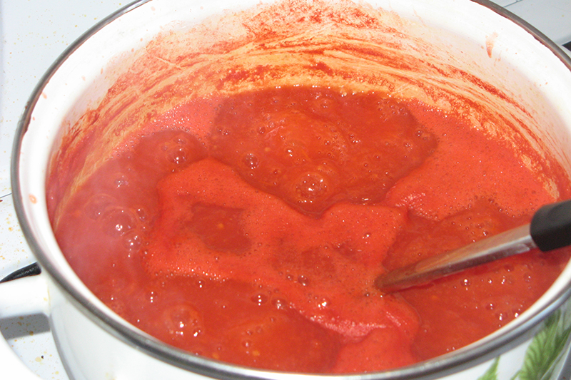 Измельчаем томаты