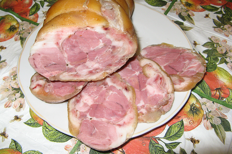 Мясной рулет из свинины