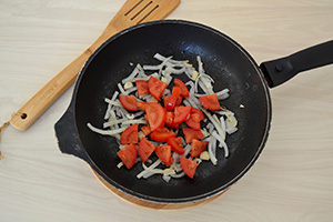 Подготавливаем томаты и перец