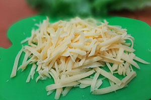 Приготовление овощей и сыра
